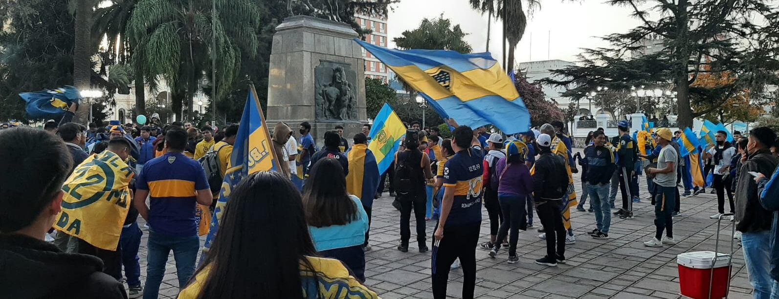 De manera espontánea, el punto de encuentro de los hinchas de Boca en Jujuy fue la plaza Belgrano, para luego partir en ruidosa caravana a recorrer las calles céntricas.