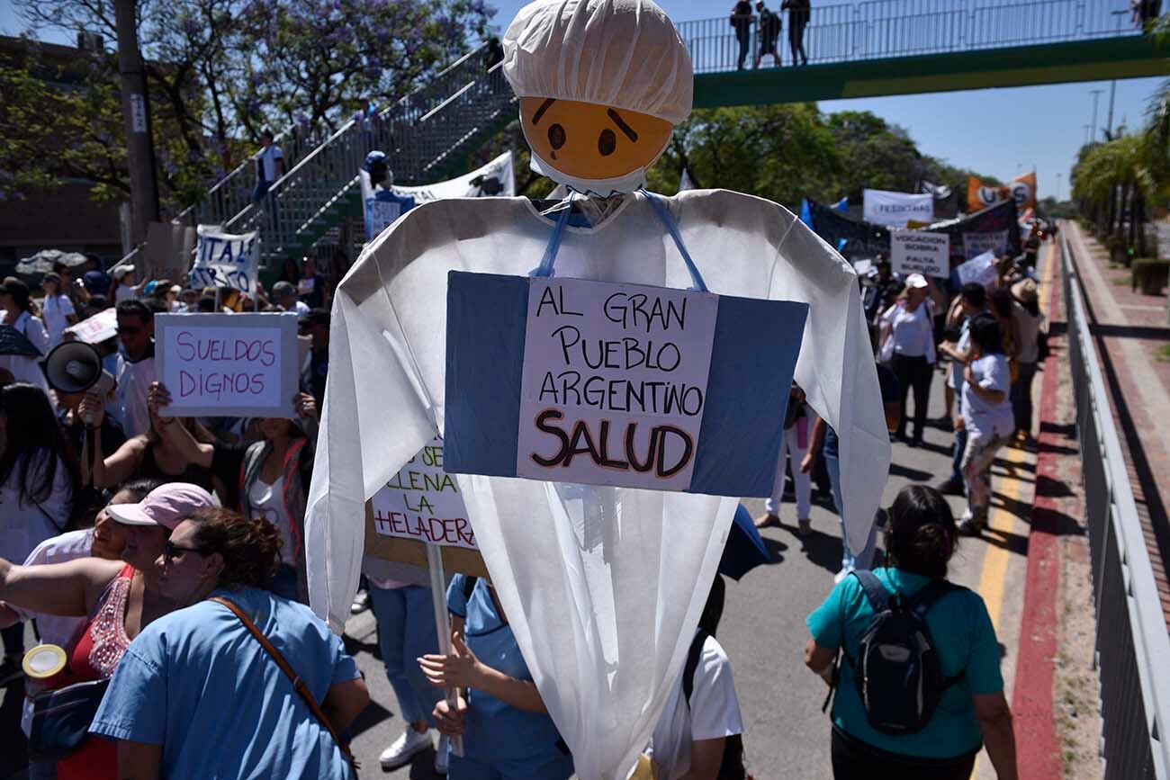 Protesta de médicos y personal de salud por las calles de Córdoba. (Ramiro Pereyra / La Voz)