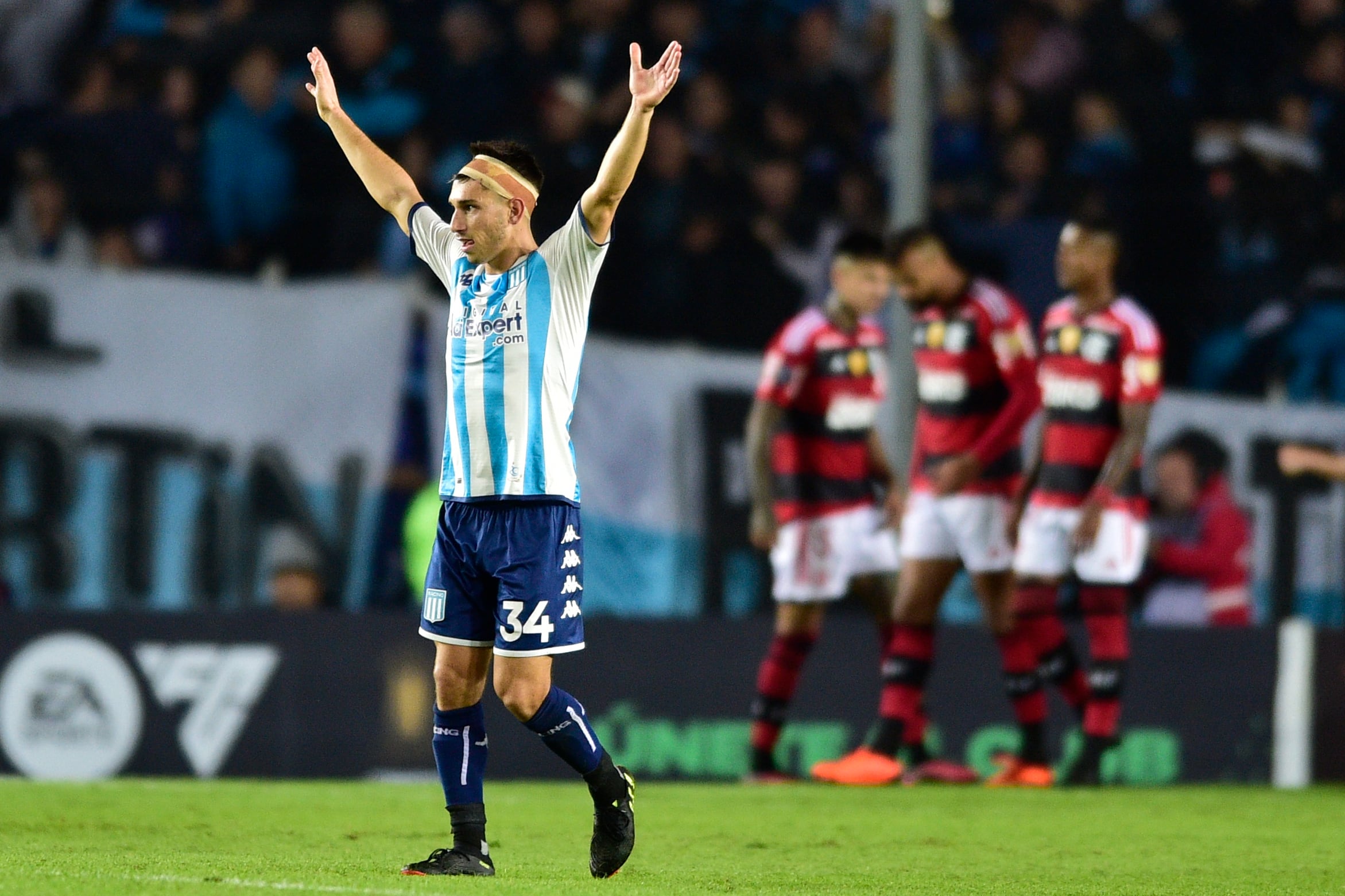 Facundo Mura celebra el gol de su compañero Nicolás Oroz para Racing Club en el empate 1-1 contra Flamengo de Brasil en la Copa Libertadores, el jueves 4 de mayo de 2023. (AP Foto/Gustavo Garello)