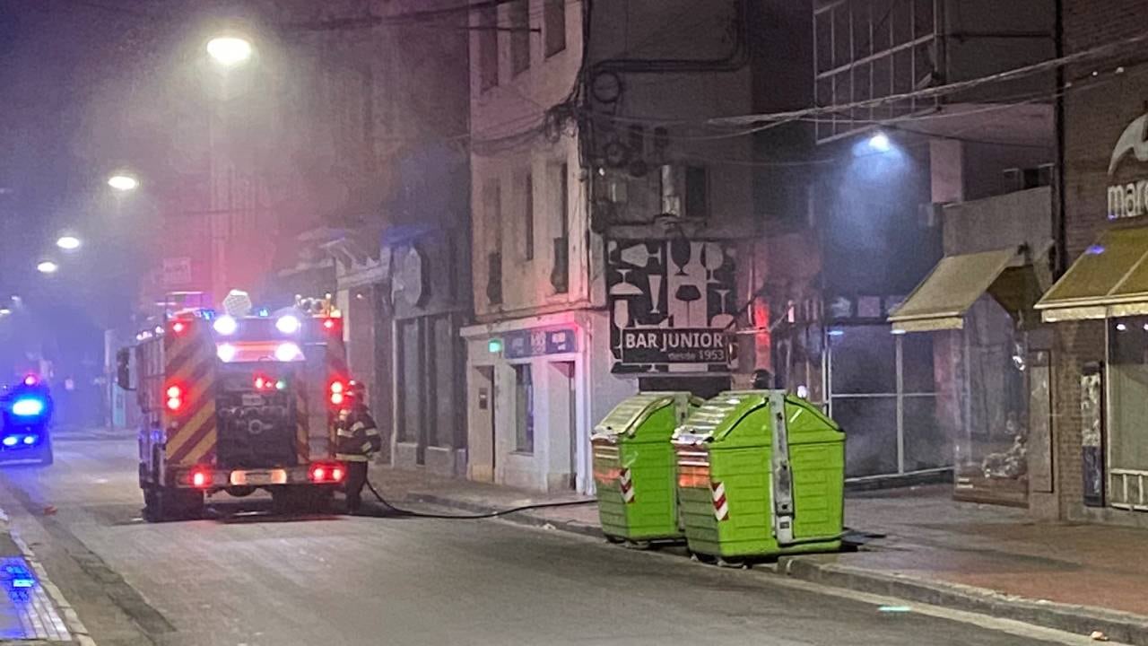 Los bomberos llegaron a la madrugada a la puerta de la sede en Mitre al 800. (@emiliano_a123)