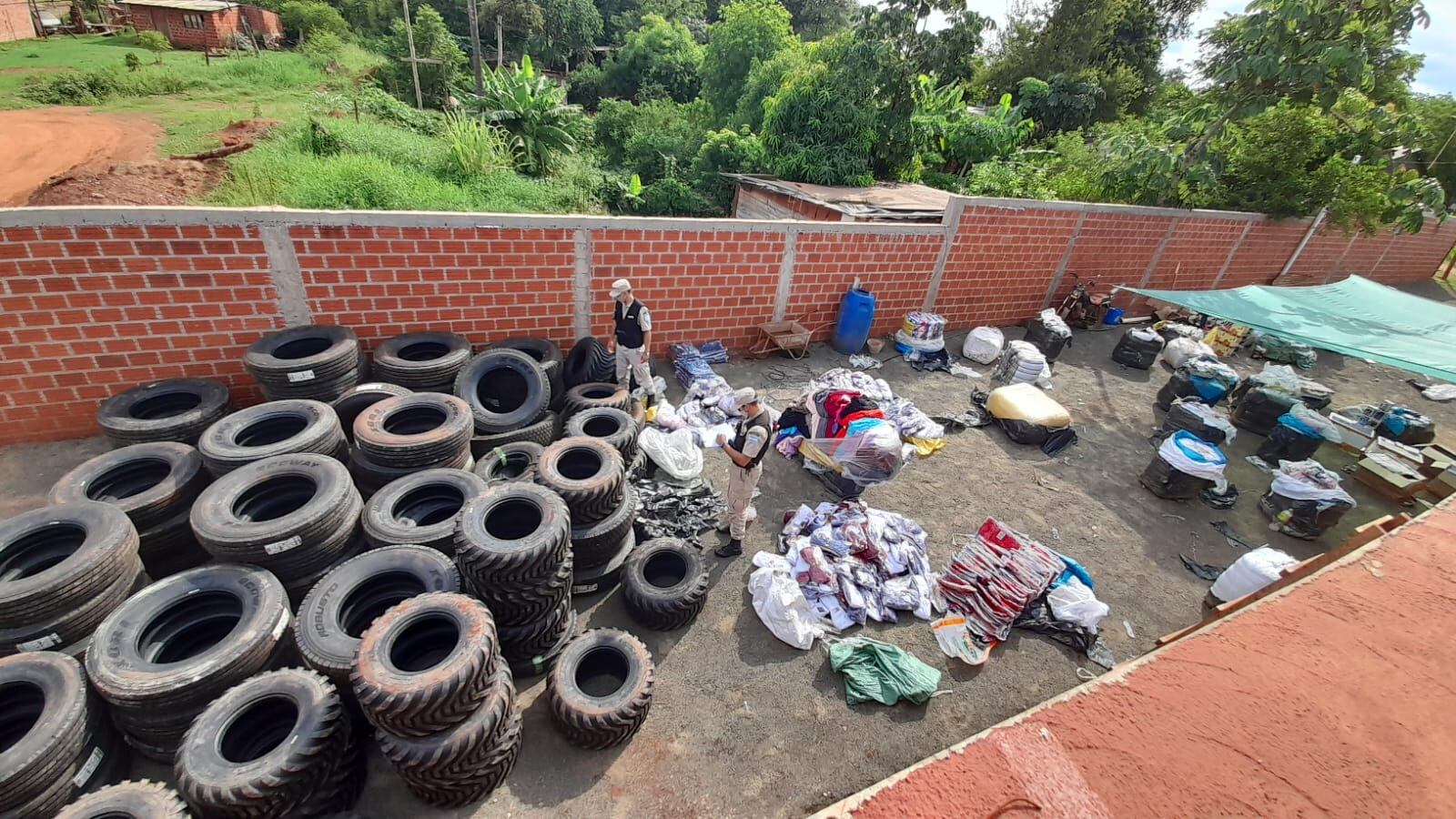 Decomisan cargamento de mercadería ilegal en Puerto Iguazú.