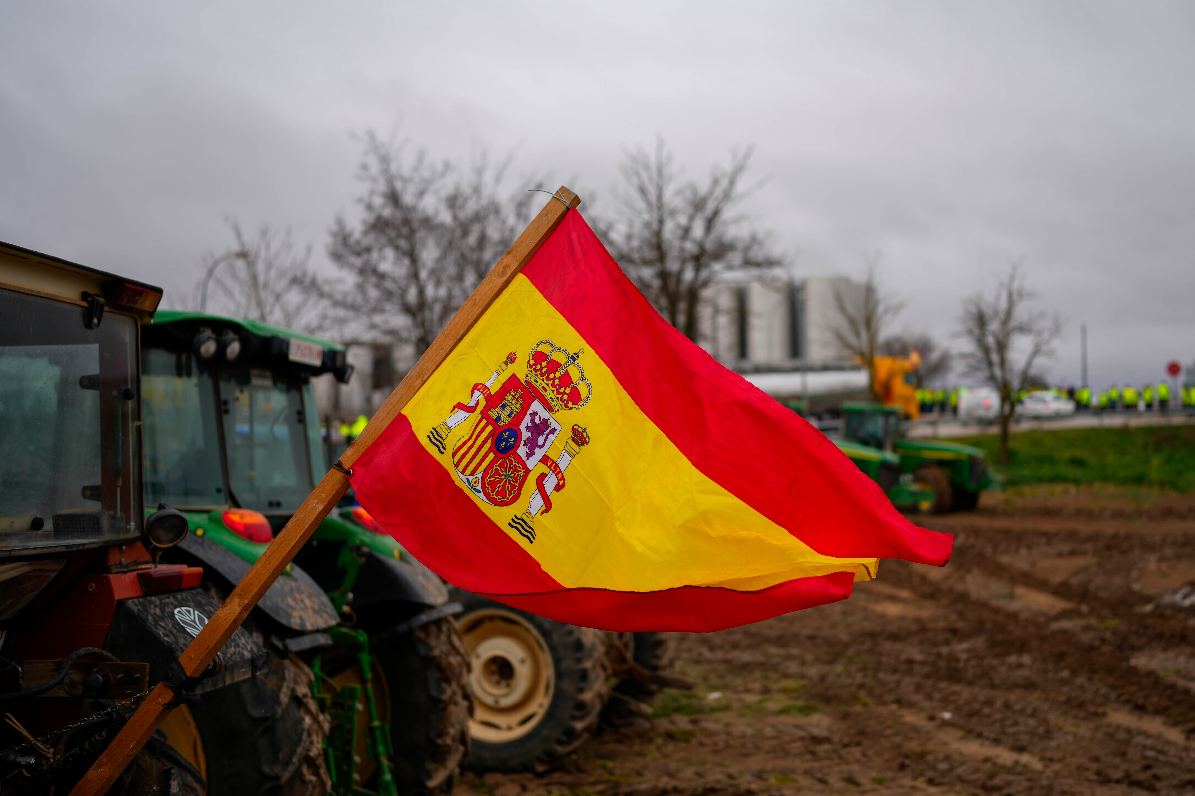 Una bandera de España, colgada de un tractor estacionado en Corral de Almaguer, cerca de Toledo, en el centro de España, el 9 de febrero de 2024. (AP Foto/Manu Fernandez)