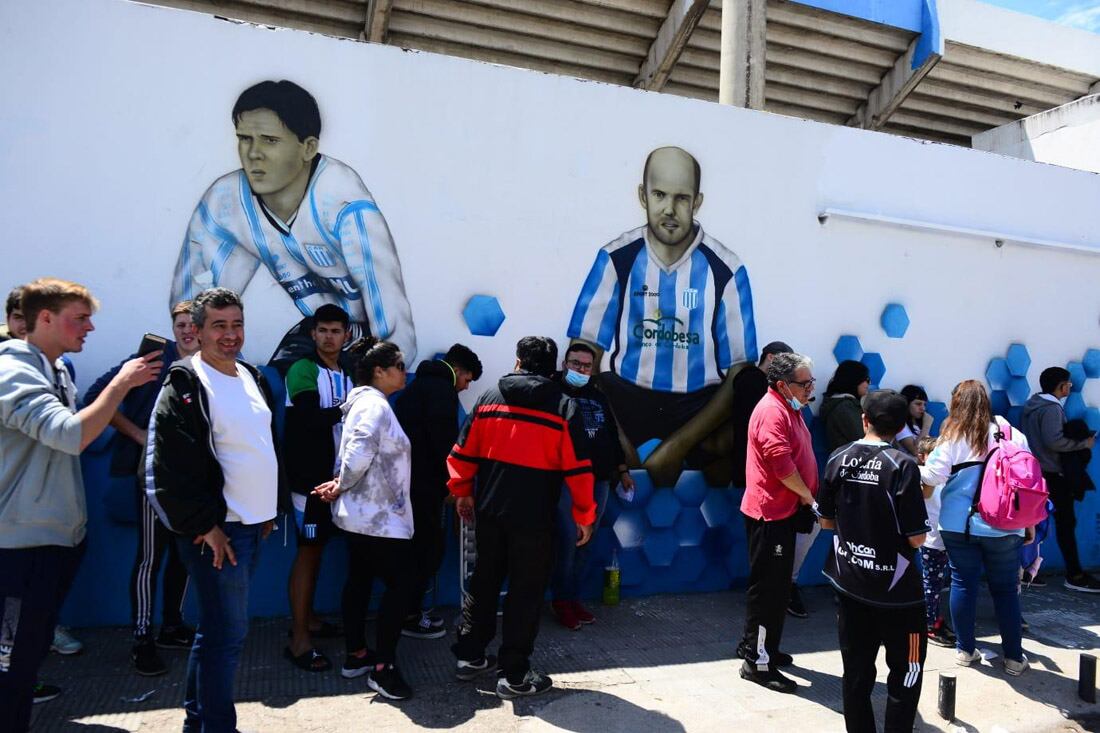 Hinchas de Racing hacen largas filas en el Miguel Sancho para comprar entradas para la final. (José  Hernández /La Voz)