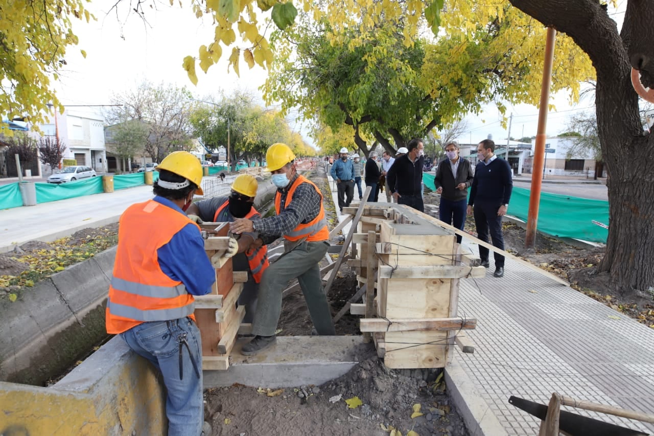 El misnitro de Obras Públicas Gabriel Katopodis visitó la obra del paseo Luis Huerta junto a Emir Félix. 