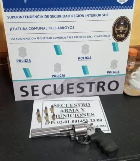 Allanamientos en Tres Arroyos y Claromecó: incautan 500 pastillas de éxtasis, armas y otras drogas