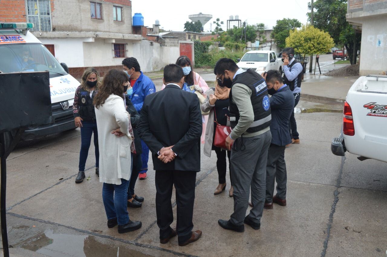 Los hombres eran retenidos por una mujer en la vivienda, en condiciones infrahumanas. Recibían maltratos físicos.