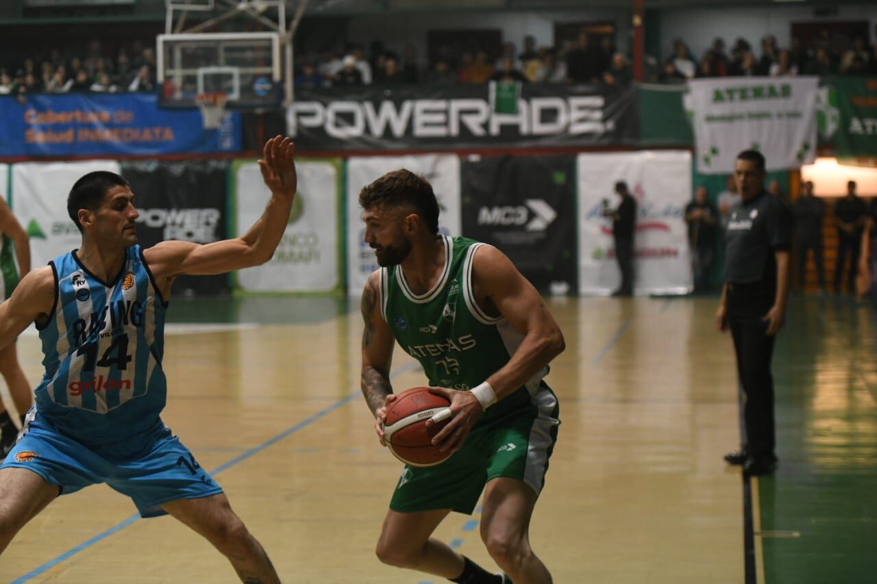 Atenas enfrentó a Racing de Chivilcoy en el Polideportivo Carlos Cerutti por la final de la Liga Argentina de básquet. (Facundo Luque / La Voz)