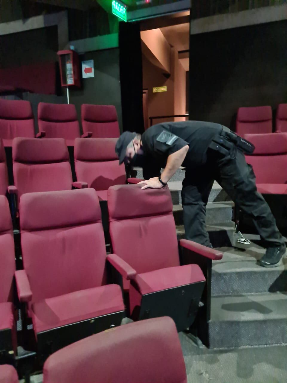 Personal del Cuerpo Especial de Policía junto a la Brigada Explosivos en pleno rastrillaje dentro del Teatro Luxor de Carlos Paz.