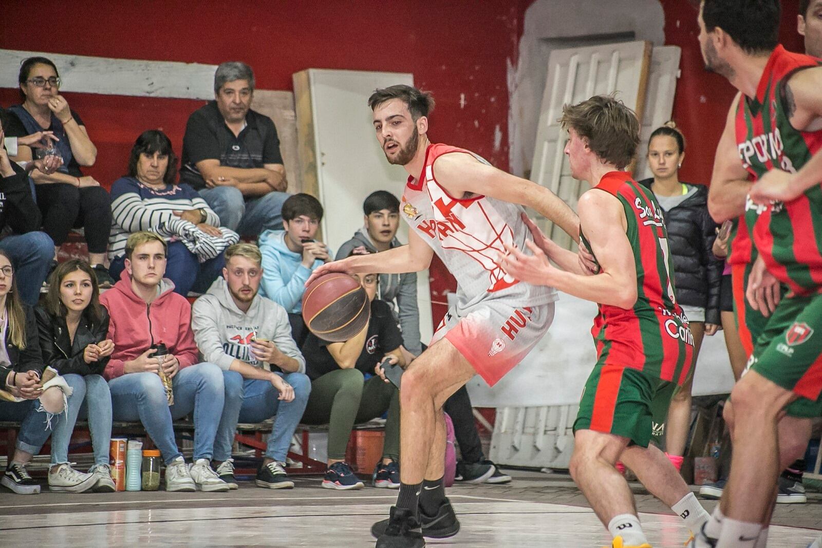 Oficial de Básquet de Tres Arroyos: Huracán y Blanco y Negro semifinalistas