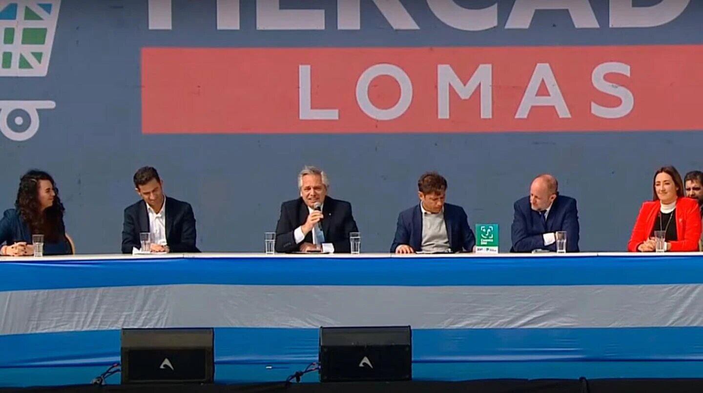 Alberto Fernández junto a funcionarios en la inauguración del Mercado Lomas.