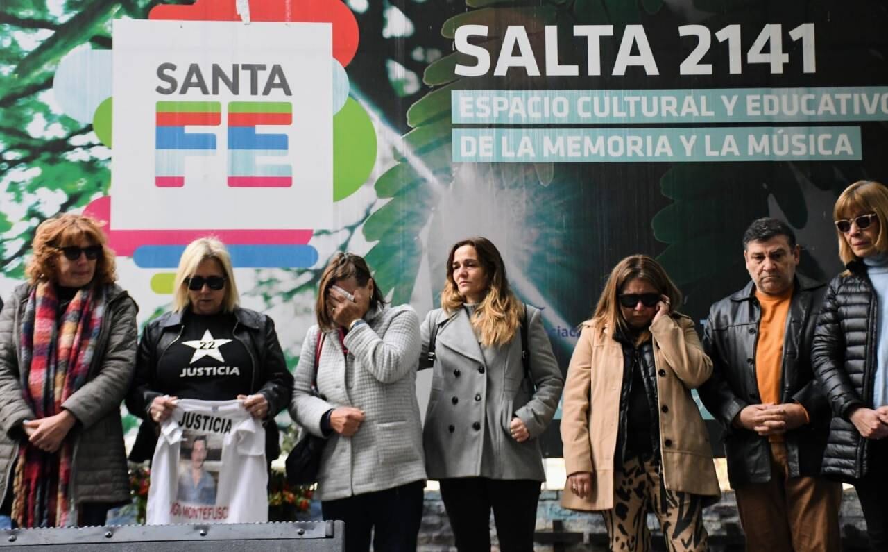 Quince familiares subieron al escenario a las 9.38, cuando sonó la alarma para recordar la hora de la explosión.