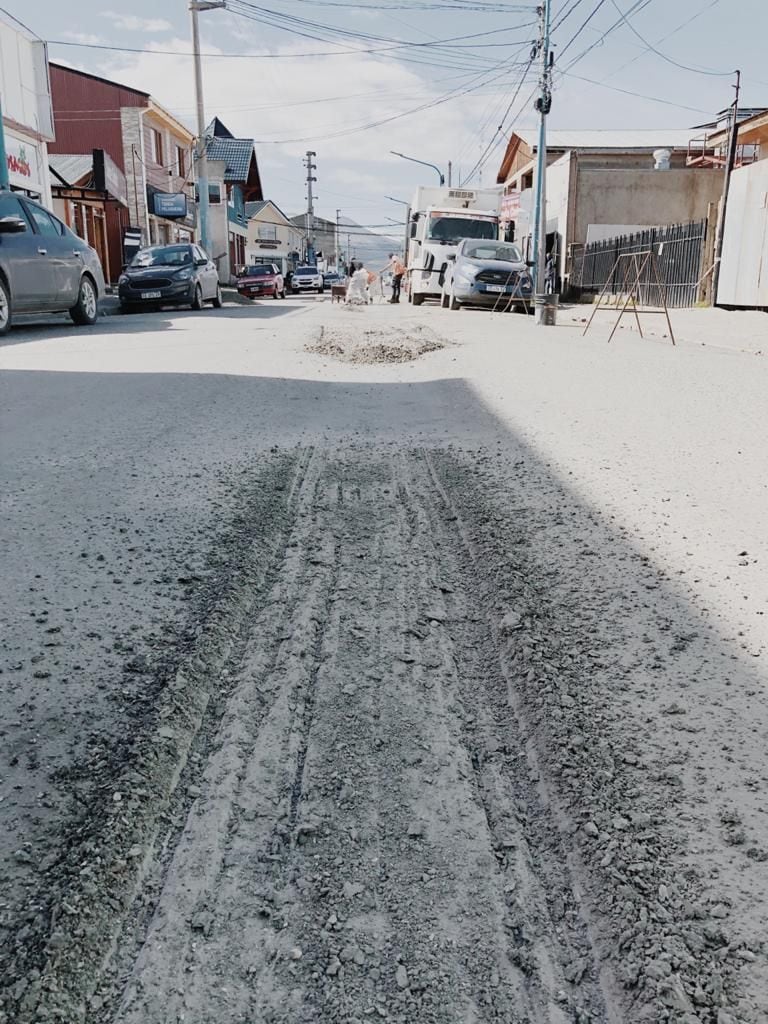 Los equipos de trabajo iniciaron tareas de fresado en sectores de la calle Kuanip para su restauración y la demarcación en la calle Perón y algunas arterias del barrio San Salvador para su bacheo y repavimentación.