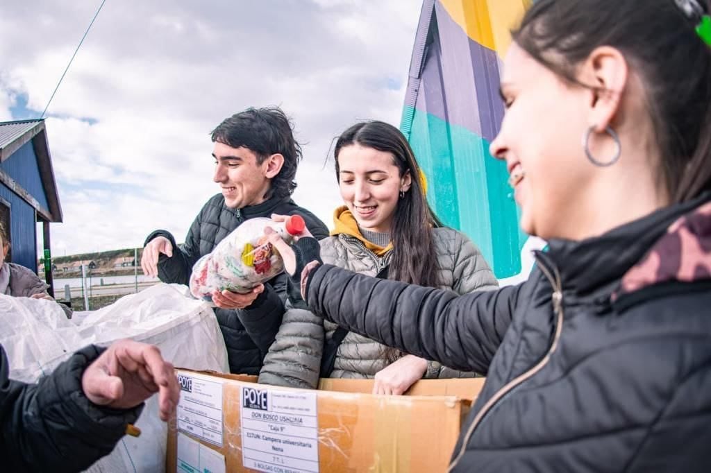 Jóvenes recolectaron más de 2000 ecobotellas visibilizando el uso de plásticos