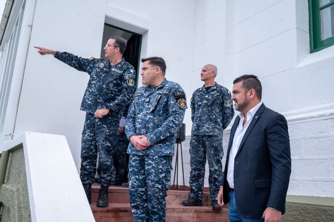 Walter Vuoto, se reunió junto al secretario de Relaciones Parlamentarias del Municipio, Omar Becerra, y con el  y jefe de la Base Naval Ushuaia, capitán de navío Guillermo Prada.