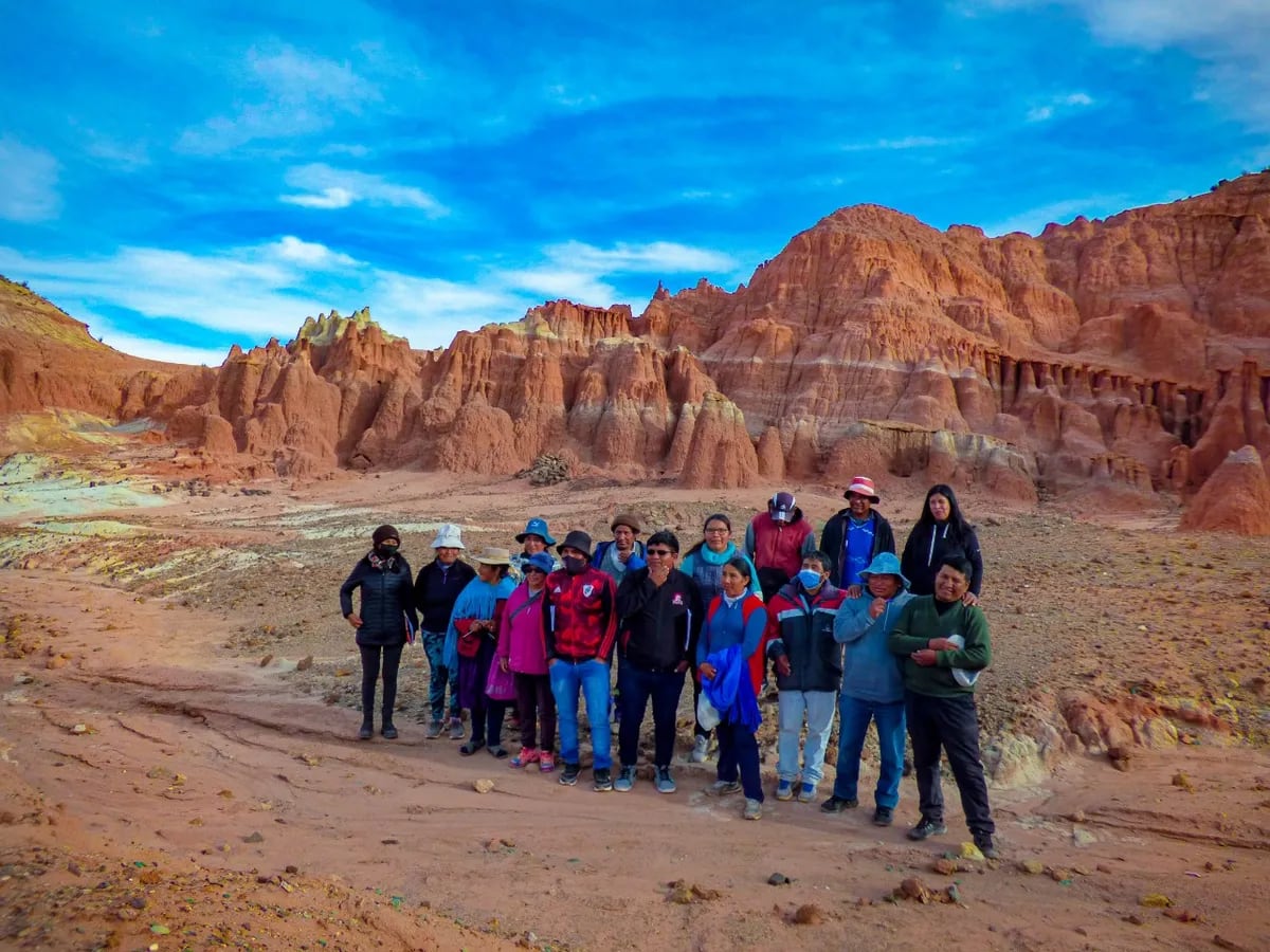 Alrededor de una veintena de emprendedores del propio pueblo de Cusi Cusi y de zonas aledañas están organizados en una comisión local de turismo, mediante la cual presentan una oferta completa con los atractivos paisajísticos, sus recorridos y la gastronomía de la región.