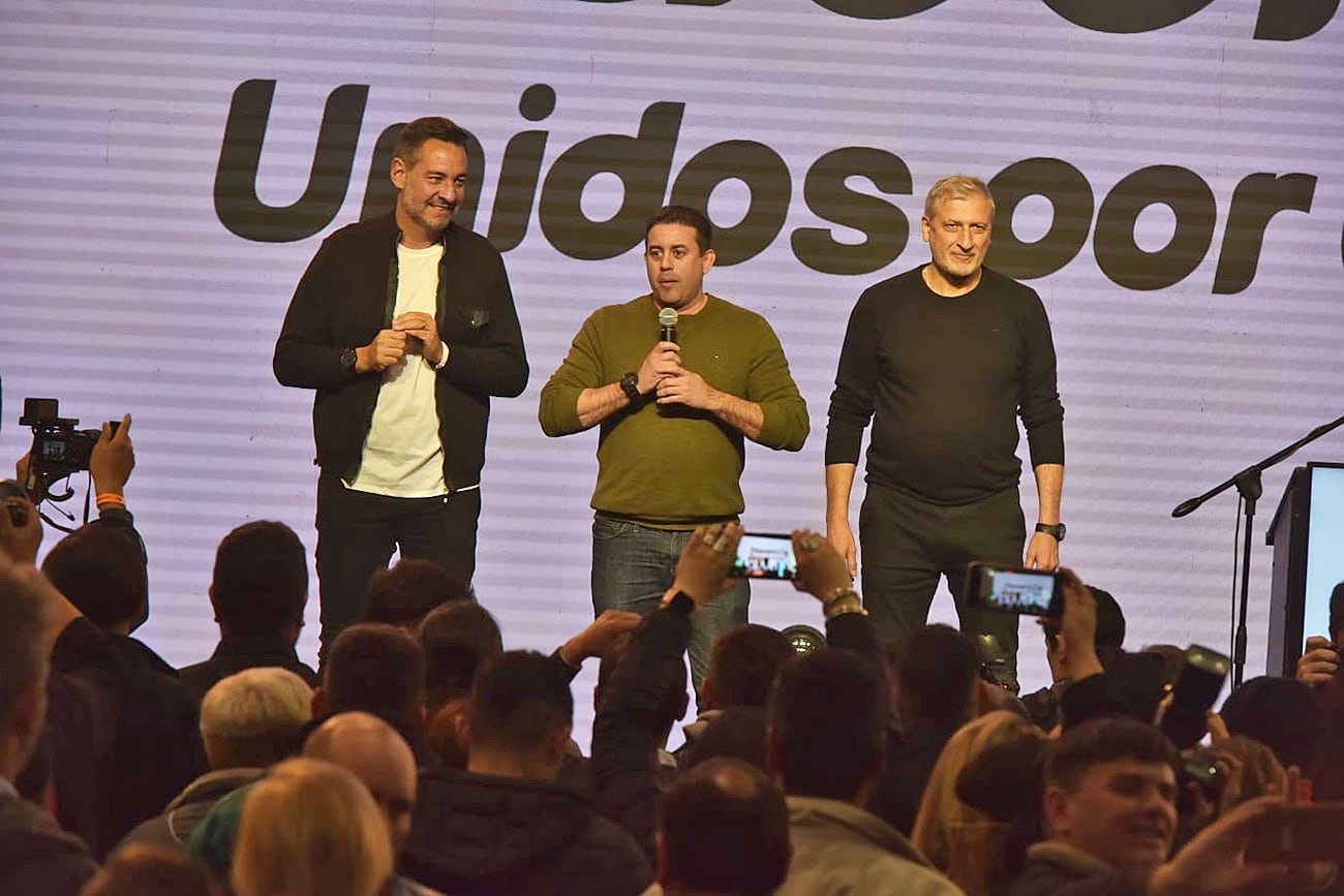 Miguel Siciliano, Héctor Campana y Paulo Cassinerio, desde el búnker de Hacemos Unidos por Córdoba. (Facundo Luque / La Voz)