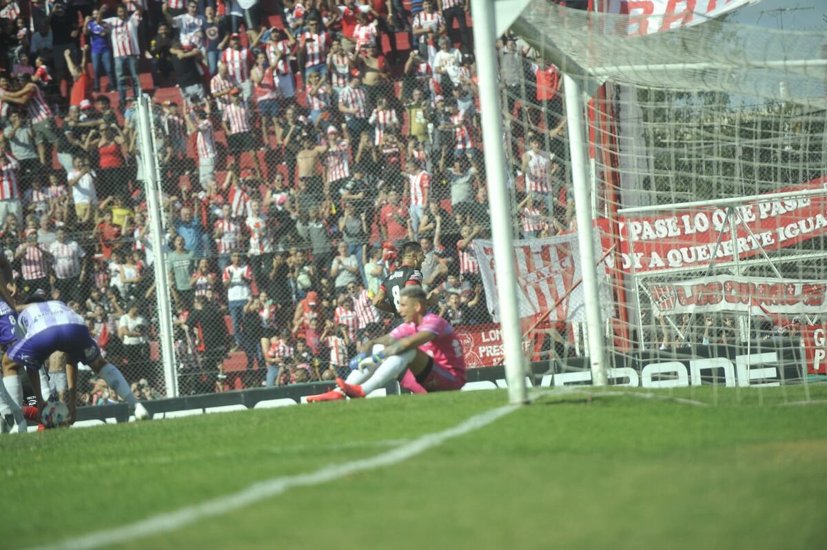 Después del penal en el partido con Instituto, Sacachispas presentó su propio VAR