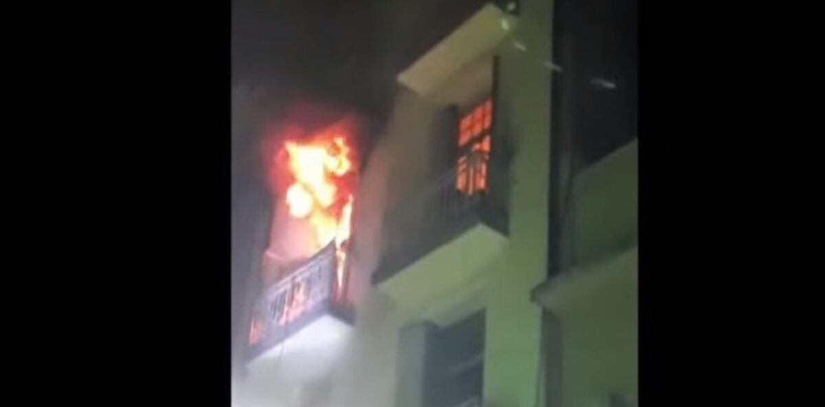 Incendio fatal en un hotel de Microcentro: murió una mujer y varias personas fueron rescatadas