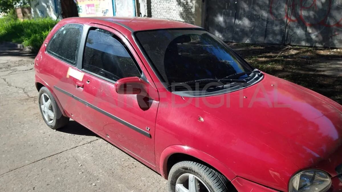 El Chevrolet Corsa rojo que balearon en Santa Fe.