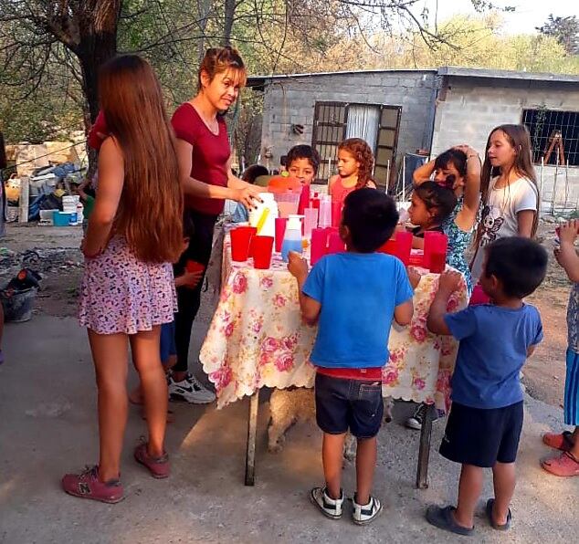 Una de las vecinas del barrio también colaborando con "Corazones Contentos".