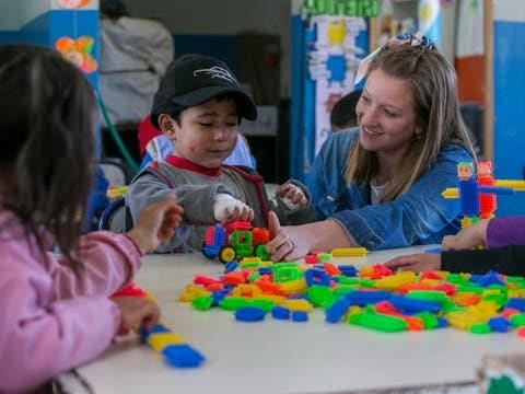 La historia de superación de Francisco Olguín: el nene mendocino con piel de cristal que conmovió a todo el país ahora tiene 5 años y va a la escuela.