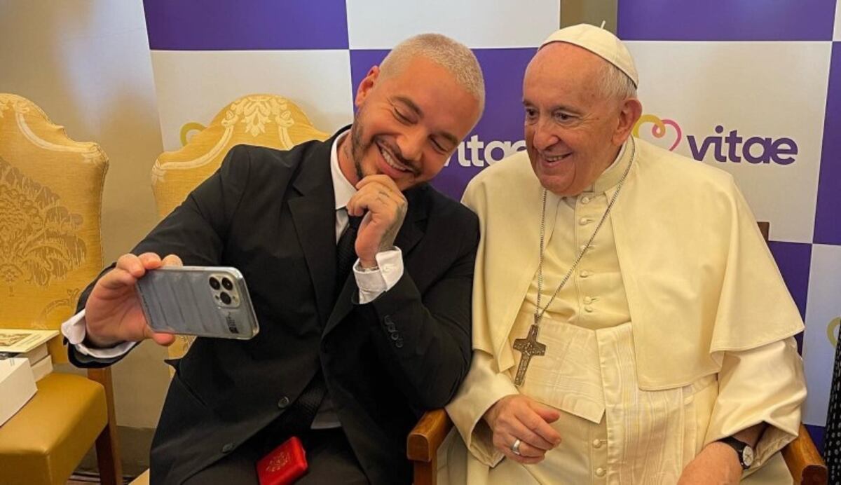 J Balvin visitó al Papa Francisco en el Vaticano y bromearon juntos: los detalles del encuentro