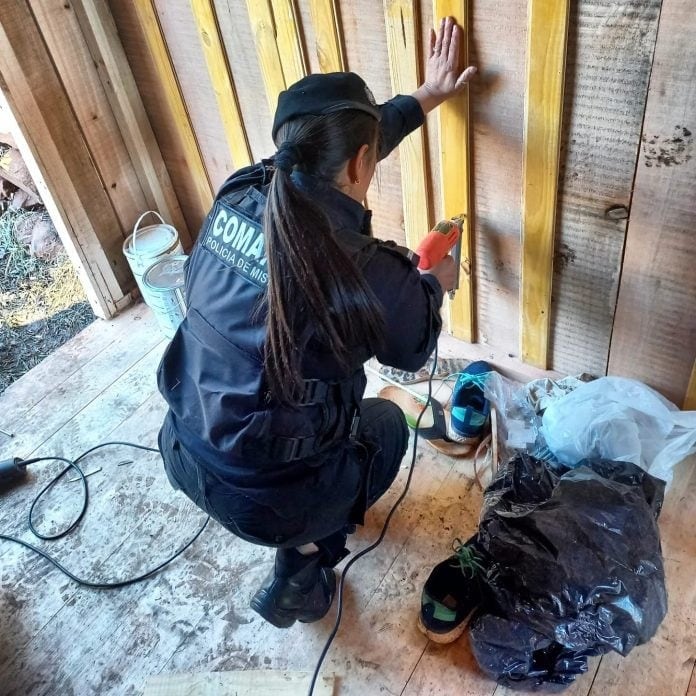 Oberá: policías ayudan a una familia a reconstruir su casa tras un devastador incendio.