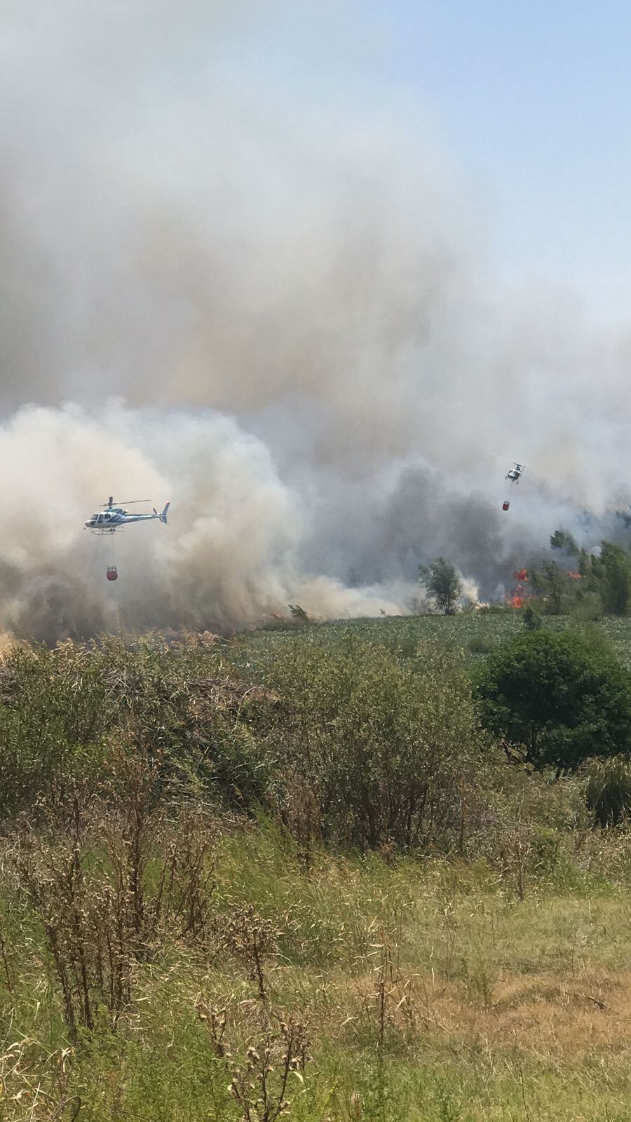 Un helicóptero haciendo trabajos para apagar las llamas.