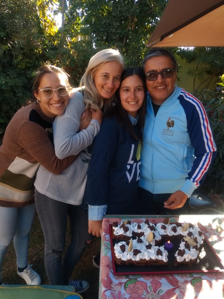 Leonardo junto a su esposa e hijas.