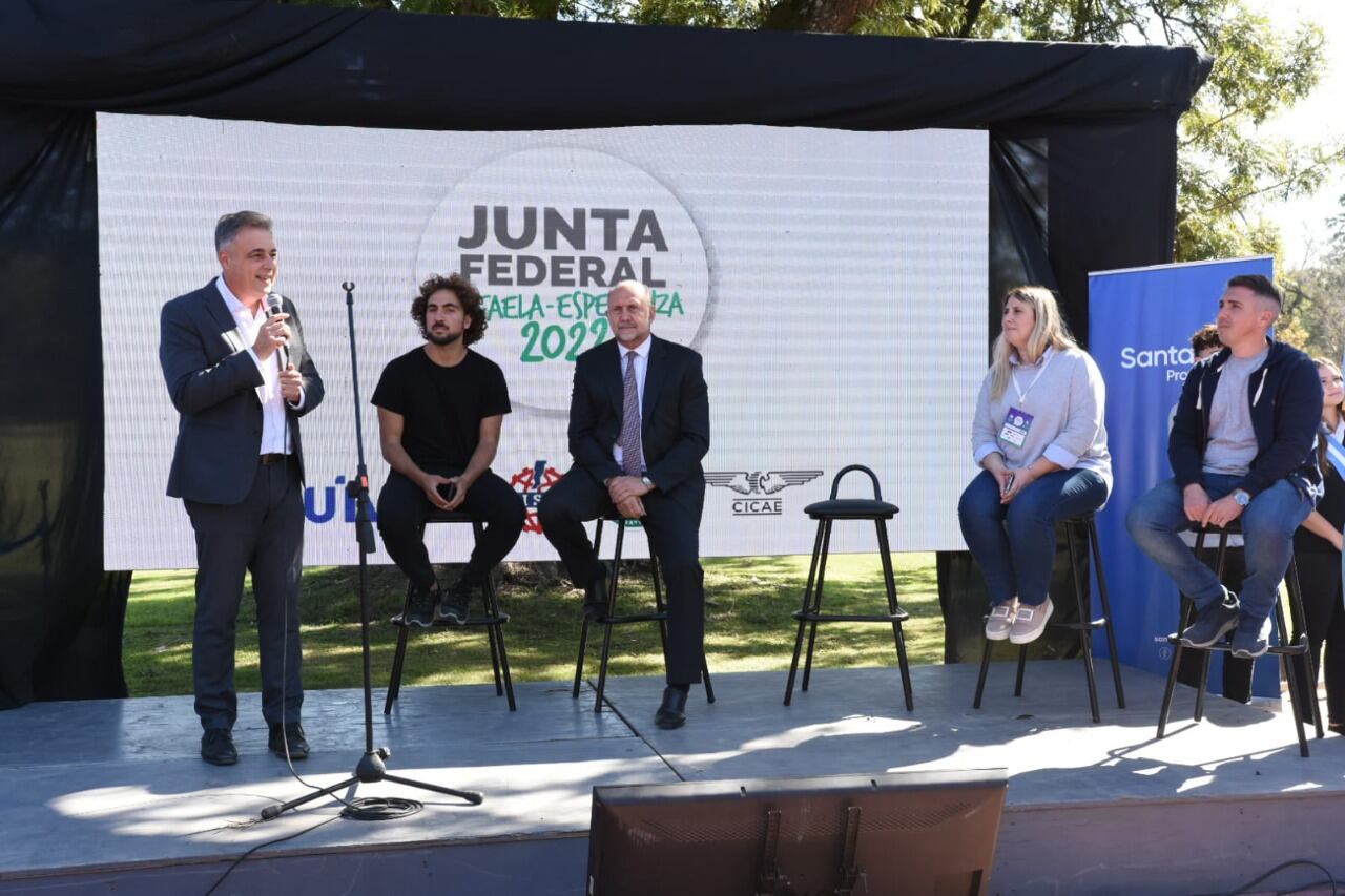 El intendente Luis Castellano, Tomás Karagozian, presidente de la UIA Joven y el gobernador Omar Perotti, parte de los que participaron del acto inaugural en Rafaela