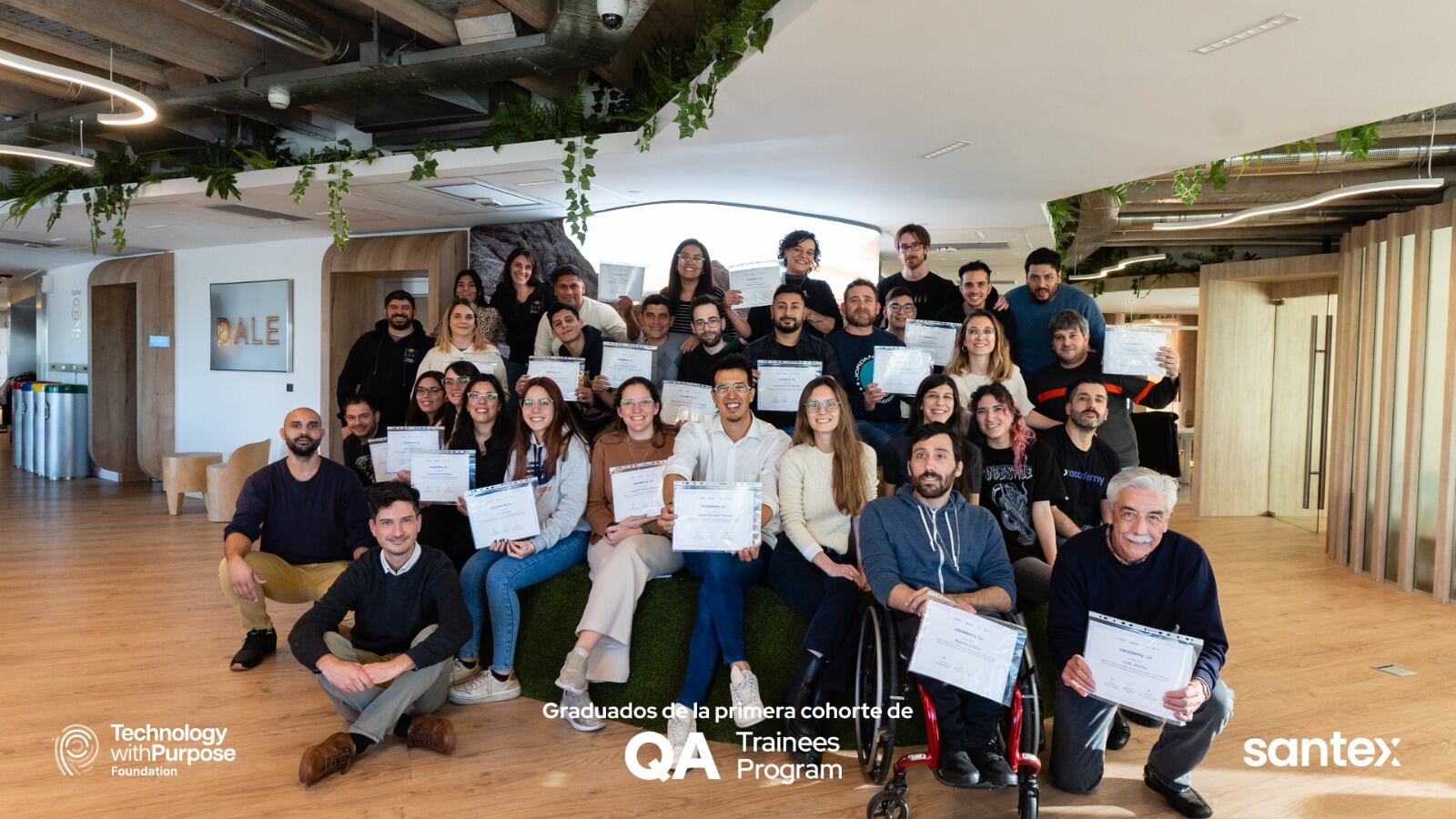 Luis junto a sus compañeros del curso de QA de XAcademy, la academia de la fundación Technology with Purpose.