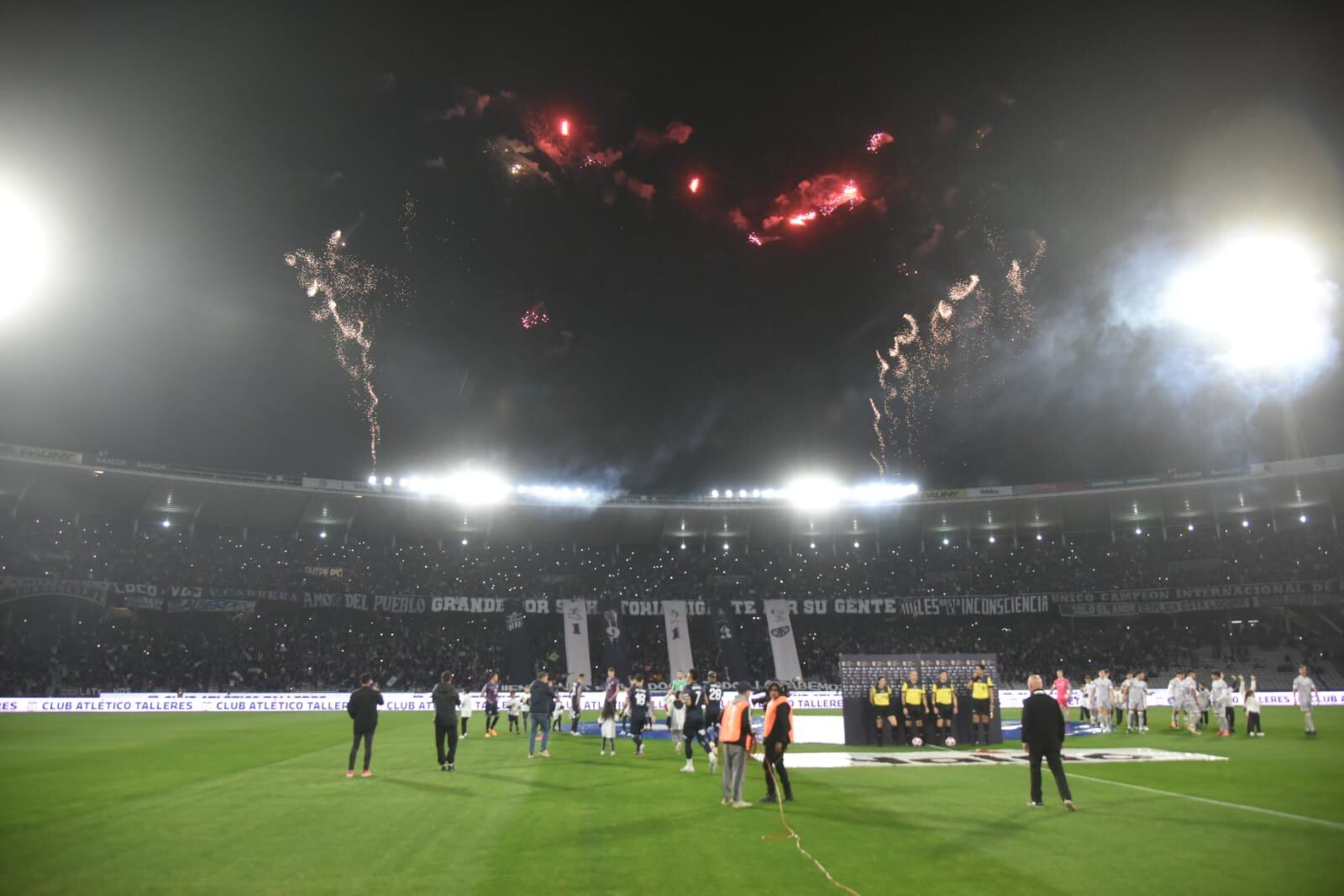 El recibimiento de la hincha de Talleres ante Godoy Cruz en el estadio Mario Alberto Kempes. (Facundo Luque / La Voz)