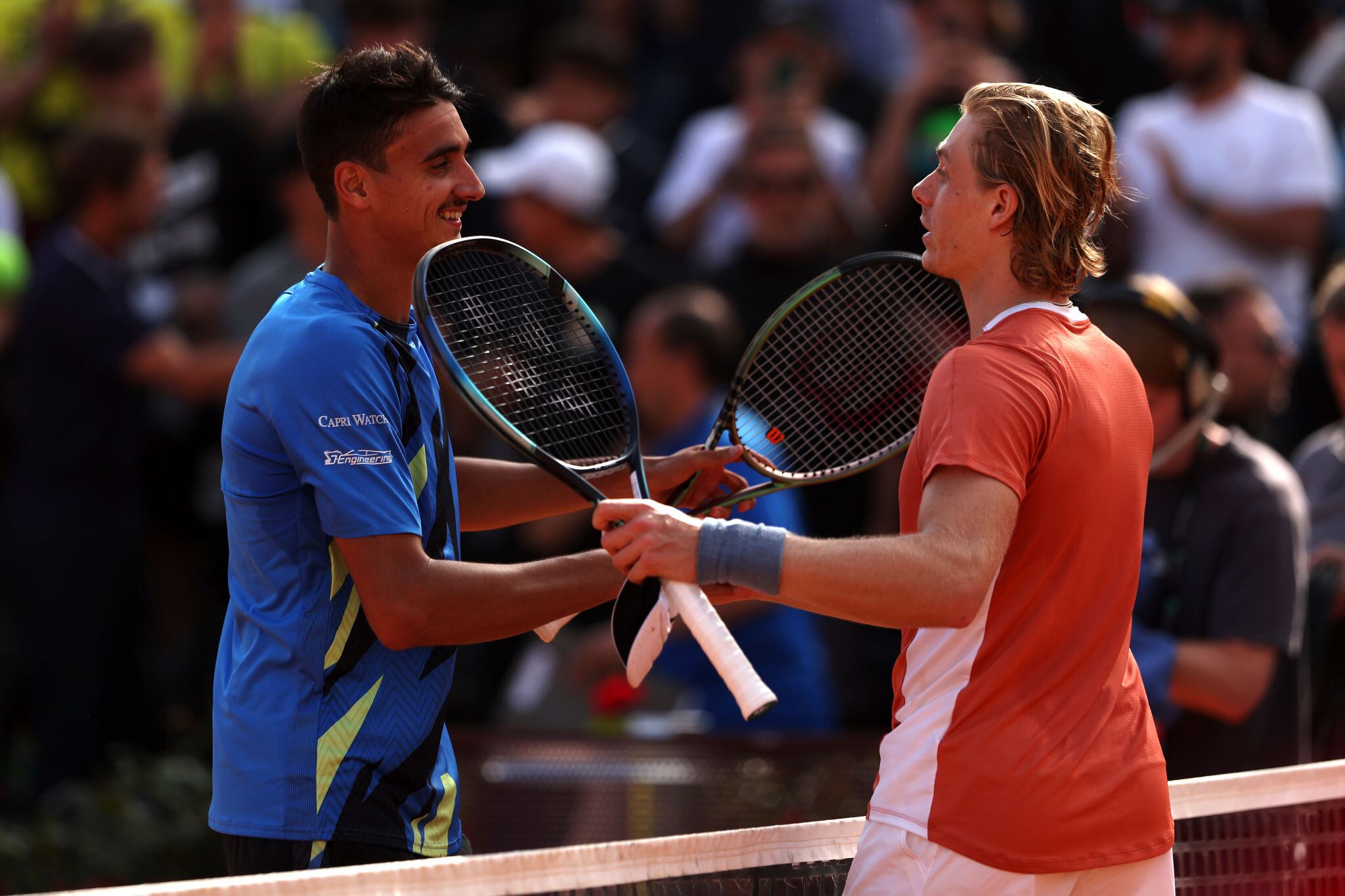 Denis Shapovalov y Lorenzo Sonego se saludan al finalizar el partido.