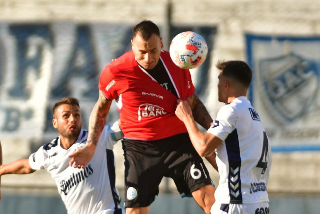 El agarrón a Wilfredo Olivera en el penal a Belgrano que vegetti cambió por gol. (Federico López Claro)