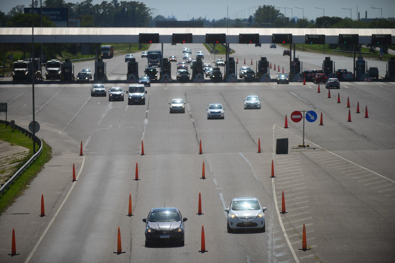 La Policía Caminera efectúa controles de alcoholemia y seguridad vial en la Autopista a Carlos Paz.