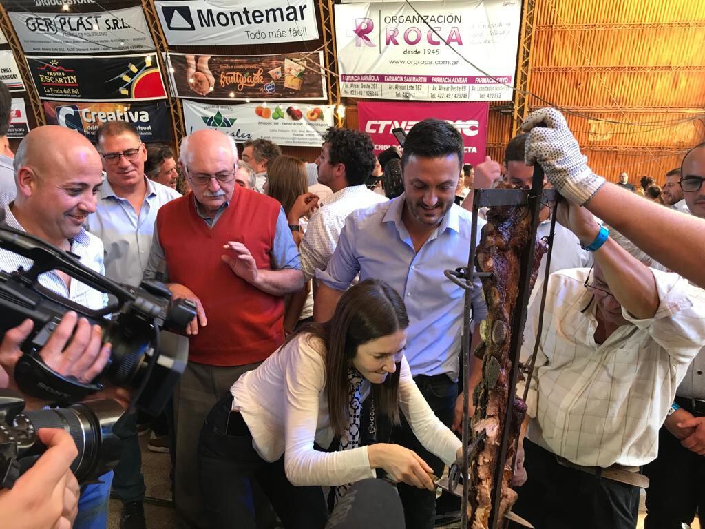 Cristina Pérez y Luis Petri cortando costillas en la Fiesta de la Ganadería en General Alvear.