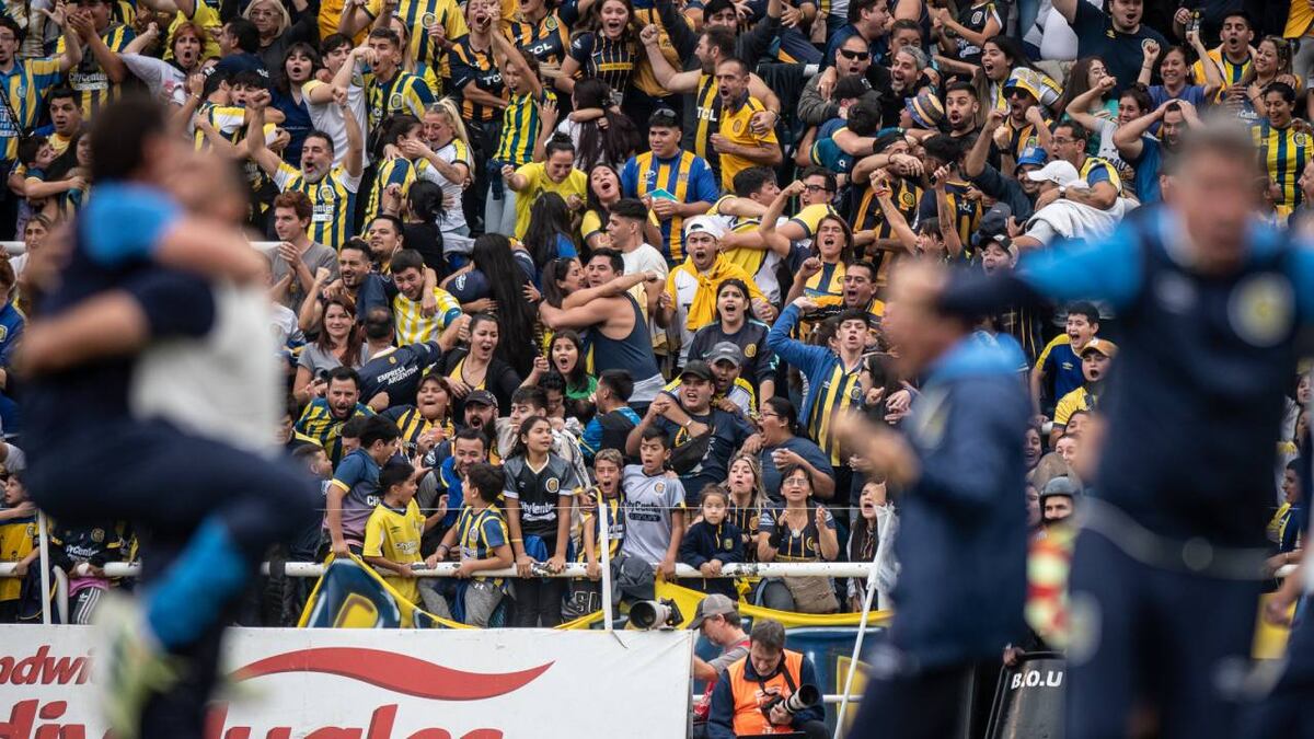 Video viral: fue a ver a Rosario Central y casi se queda sin auto, pero recibió una insólita ayuda