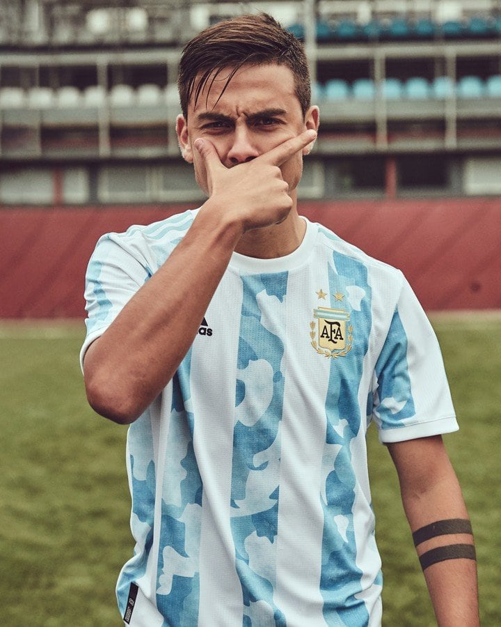 Paulo Dybala con la nueva camiseta de la Selección Argentina.