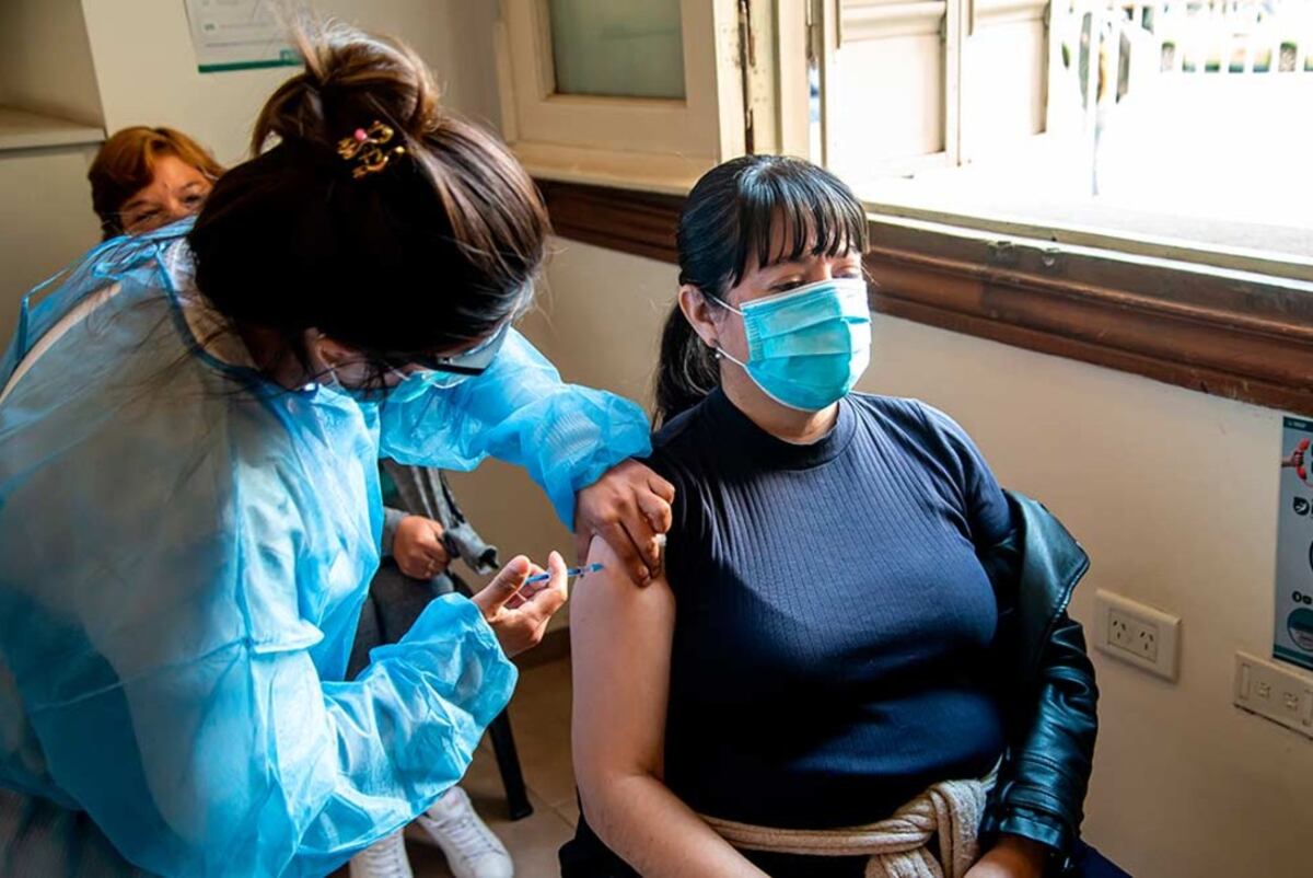Vacunación general contra el coronavirus: avanzará por quinquenios y según el riesgo de exposición