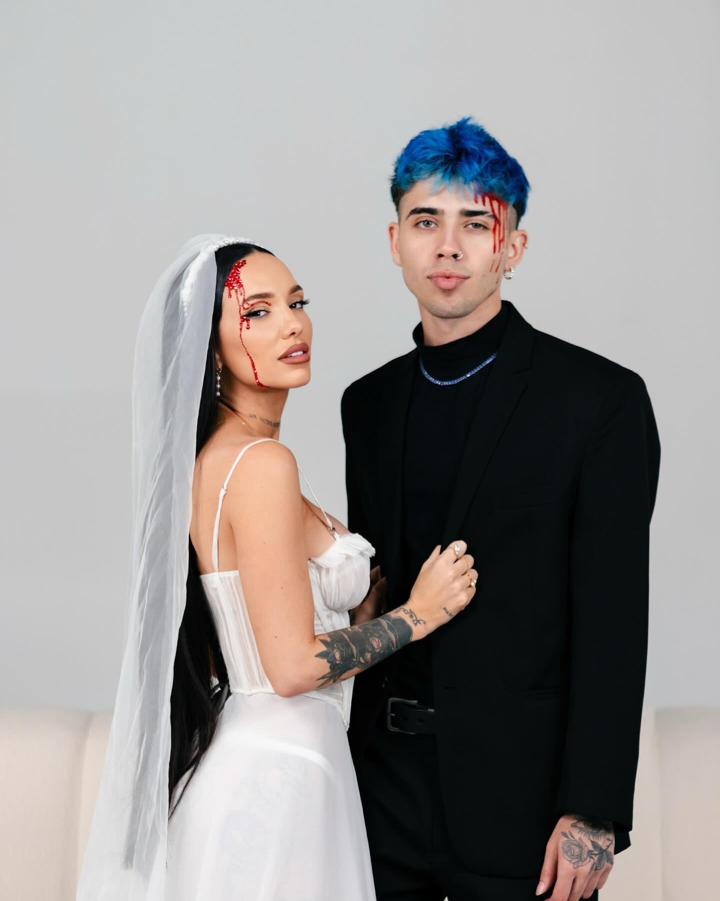 La foto de La Joaqui usando un vestido de novia junto a Luck Ra.