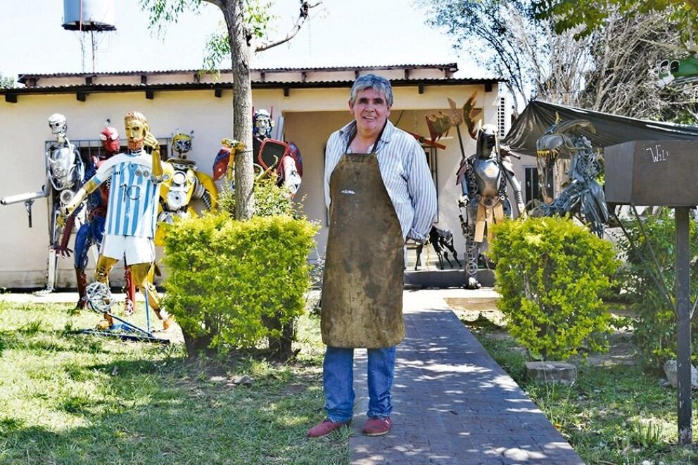 Las obras de Carlos Nelson Muñoz están expuestas frente a su vivienda.