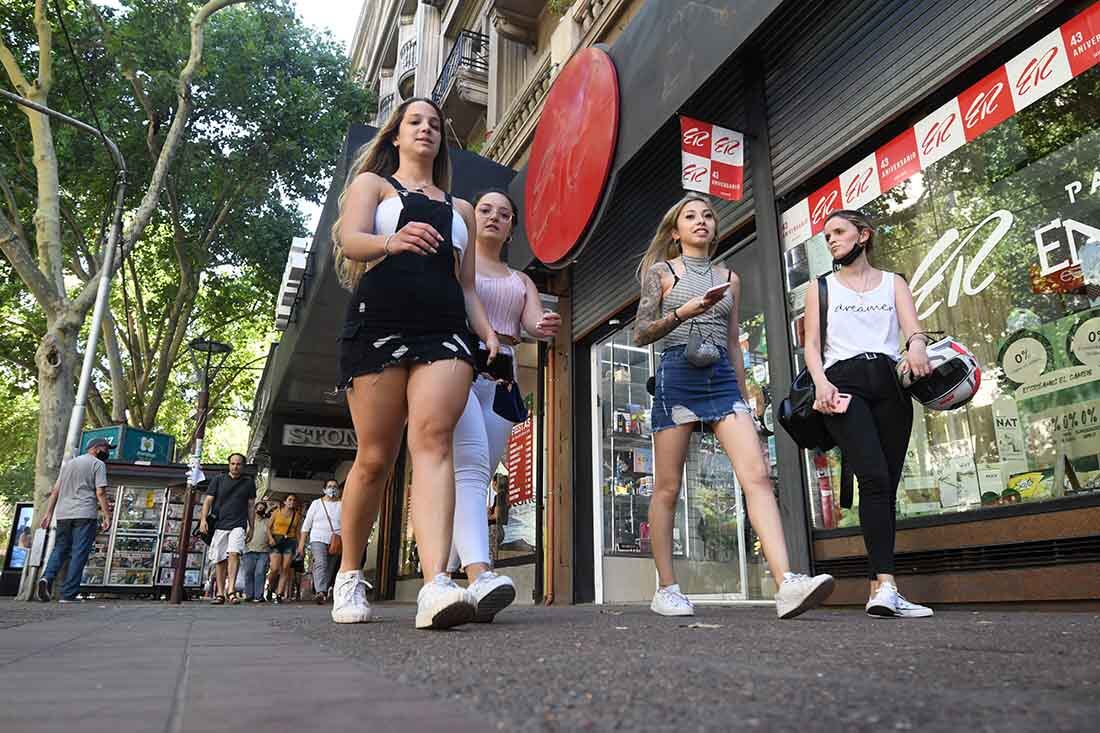 Gran cantidad de gente en el centro de Mendoza páseando y haciendo compras sin el barbijo o tapabocas.
Foto: José Gutierrez / Los Andes