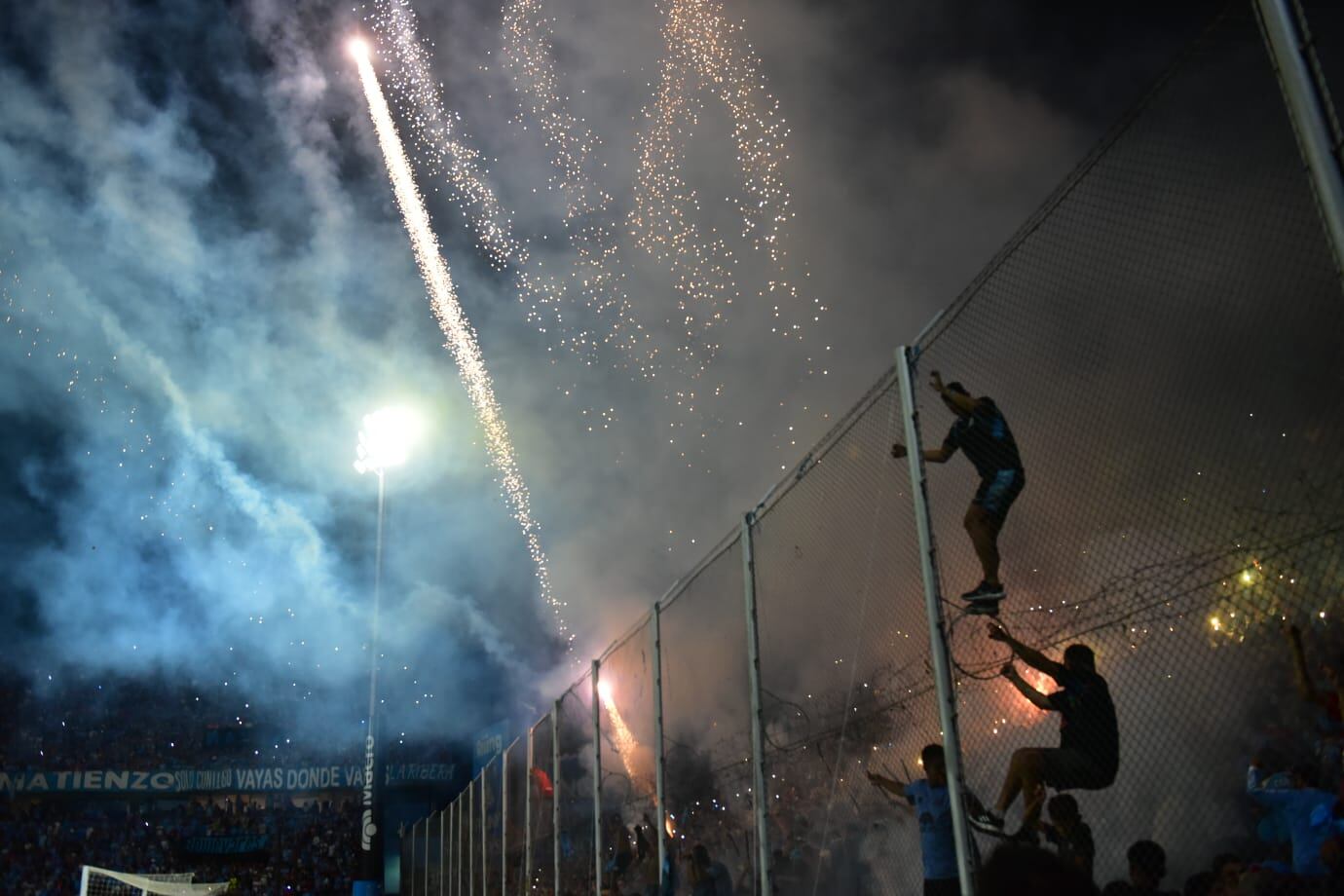 Incidentes y pirotecnia en el cierre del Belgrano - Talleres por la Copa de la Liga Profesional. (La Voz)