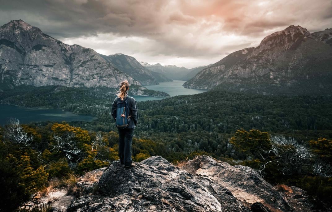 Una turista frente a la inmensidad de la Patagonia argentina. Foto 123RF