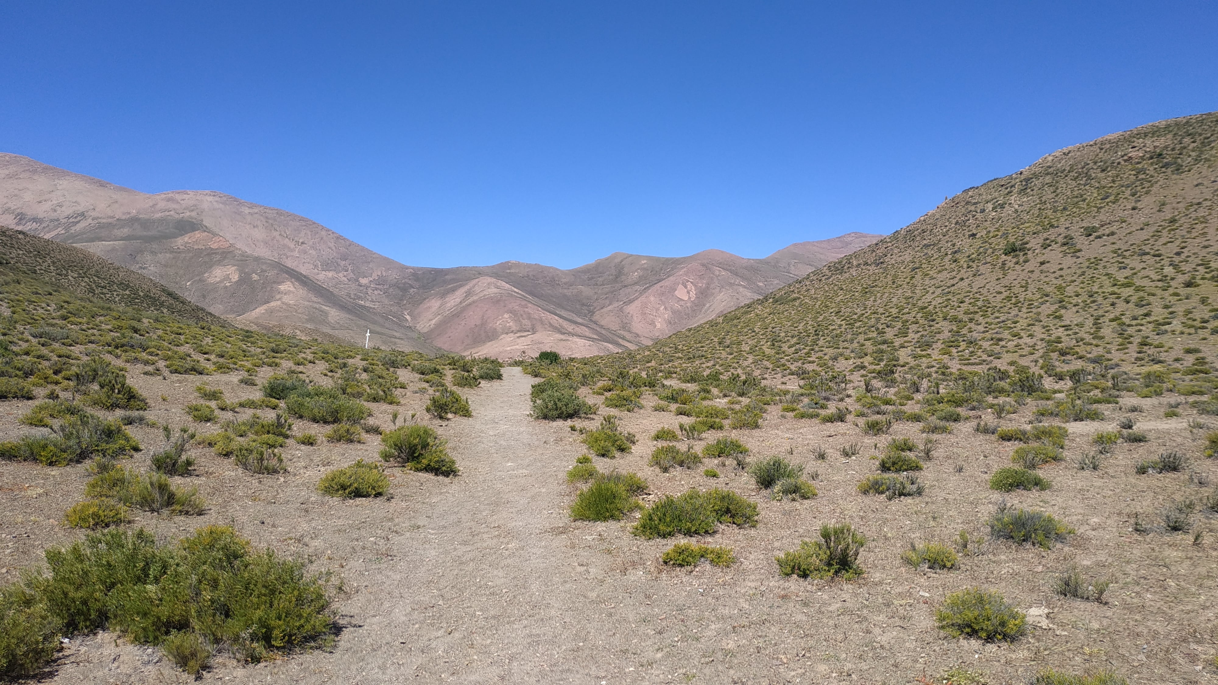 Un sendero, la inmensidad, el silencio que sólo el murmullo del viento se atreve a cortar, y la fe del peregrino, en el punto de partida hacia Punta Corral.