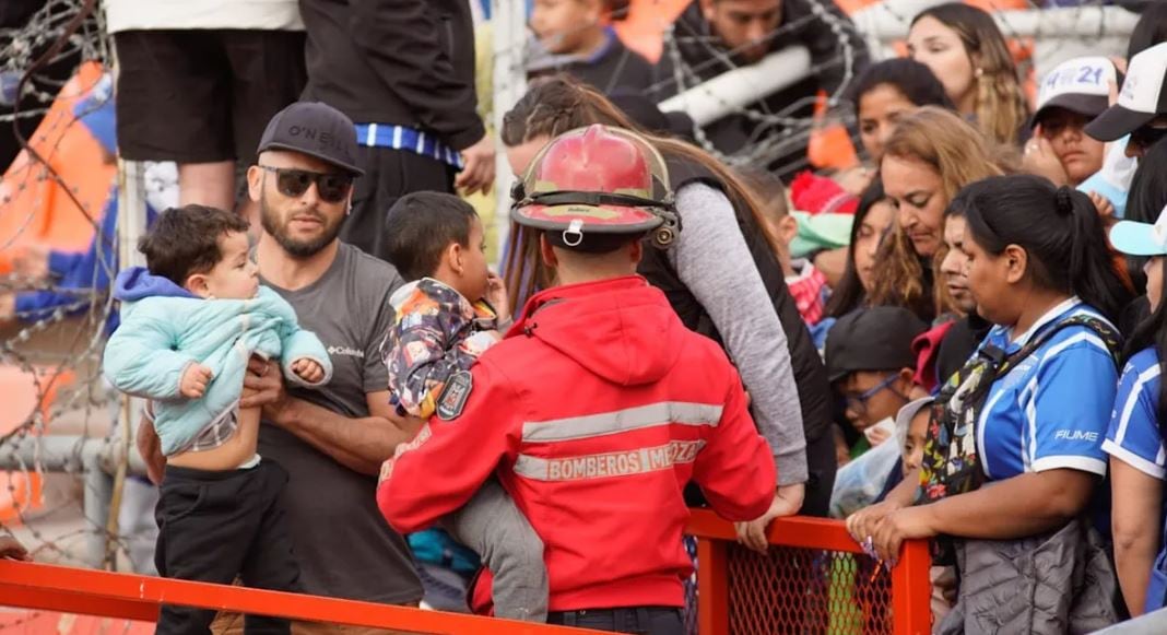 Incidentes en el Malvinas. Evacuación de menores, del sector afectado por los gases lacrimógenos (popular sur).