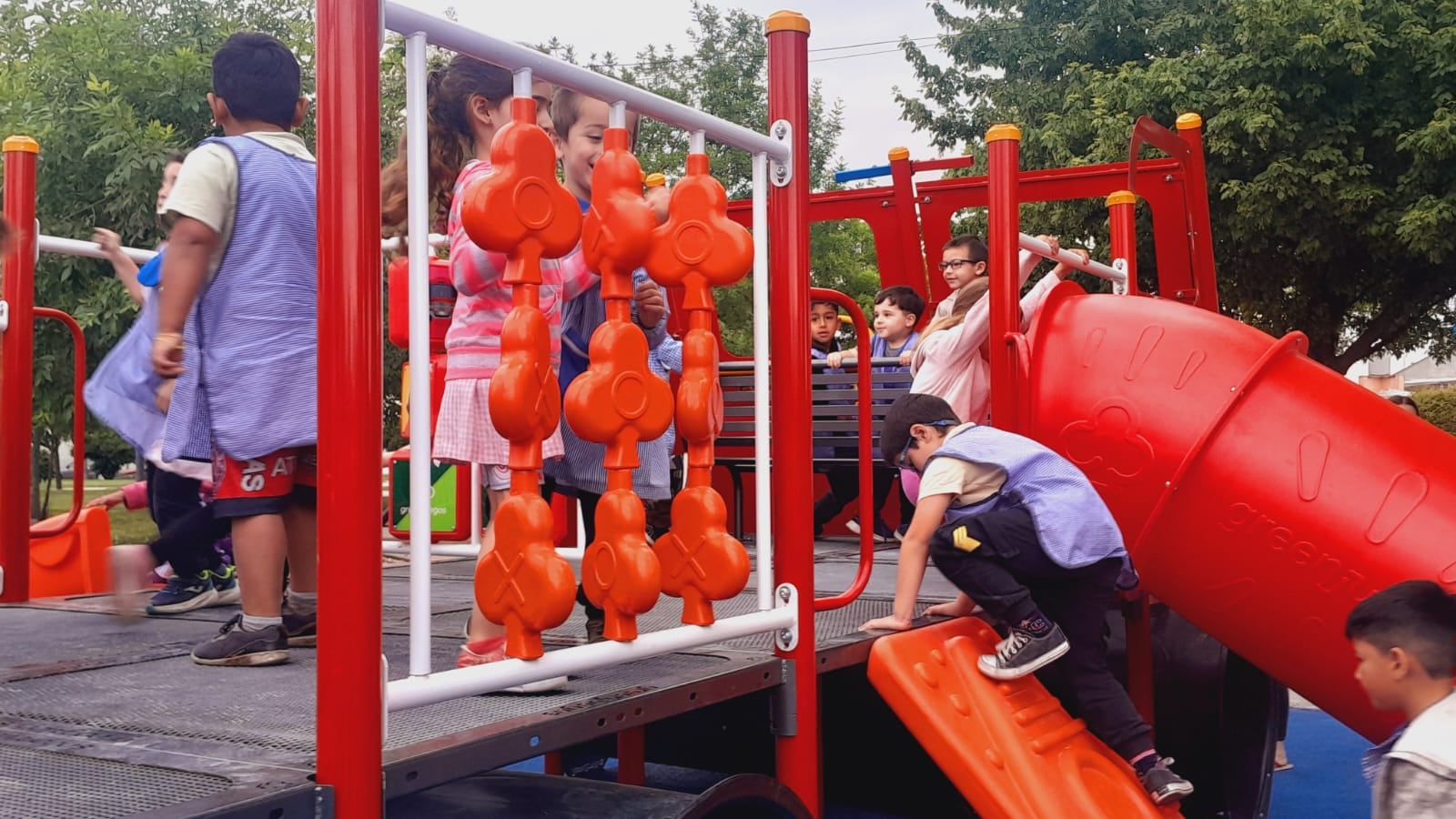 Se inauguró el nuevo sector de juegos en la Plaza Francia