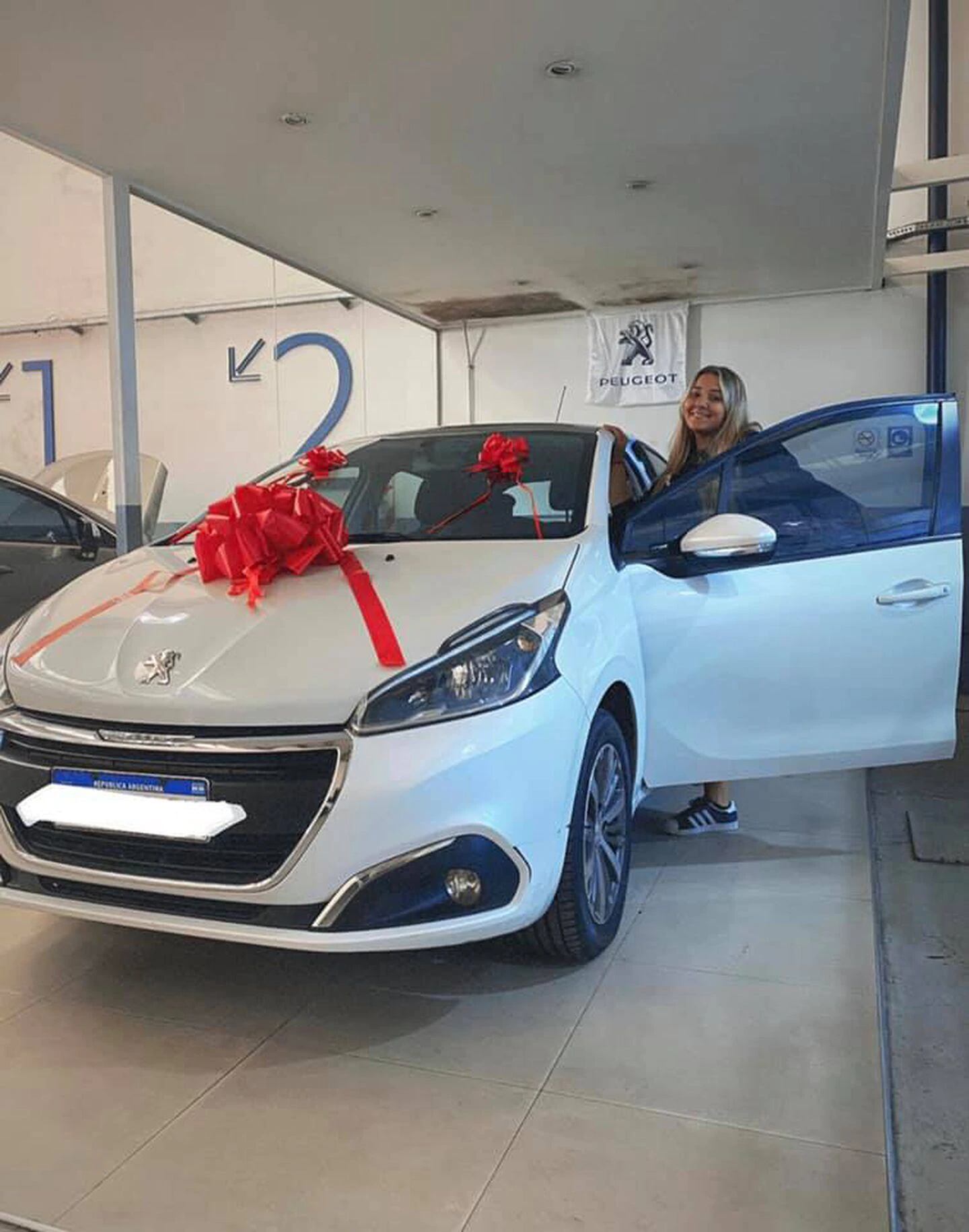 El posteo de Catalina, cuando le regalaron sus padres el Peugeot 208.