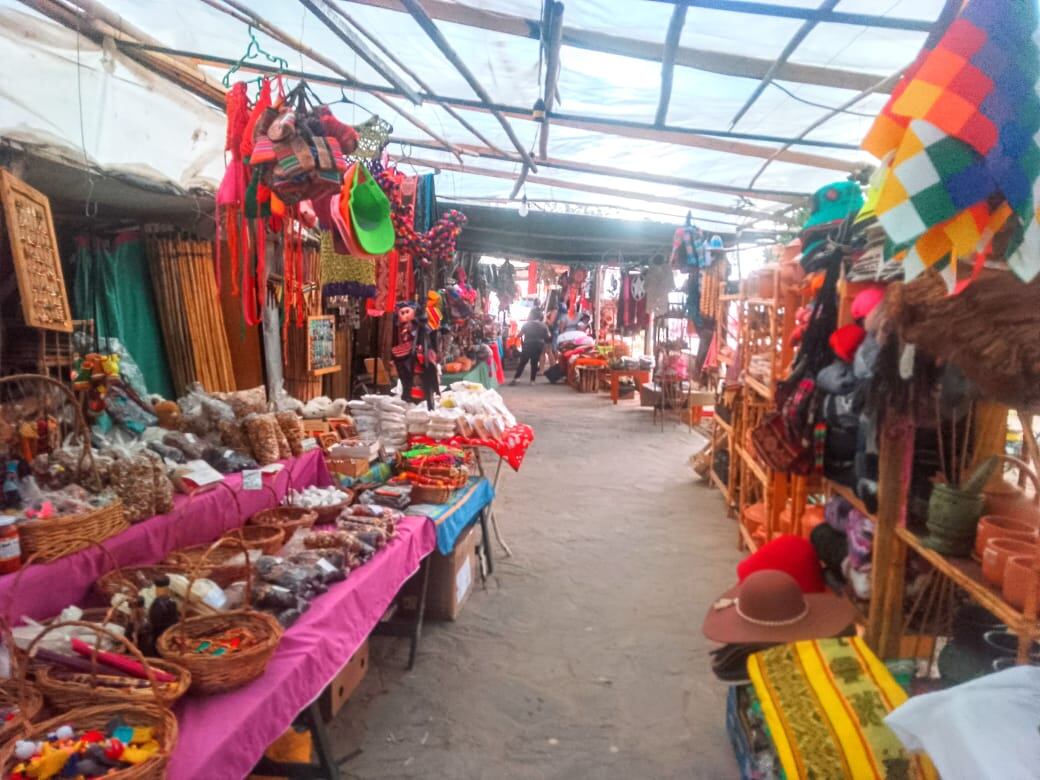 Una explosión de colores y sabores en la Feria Artesanal de la Plaza principal de Amaicha del Valle.