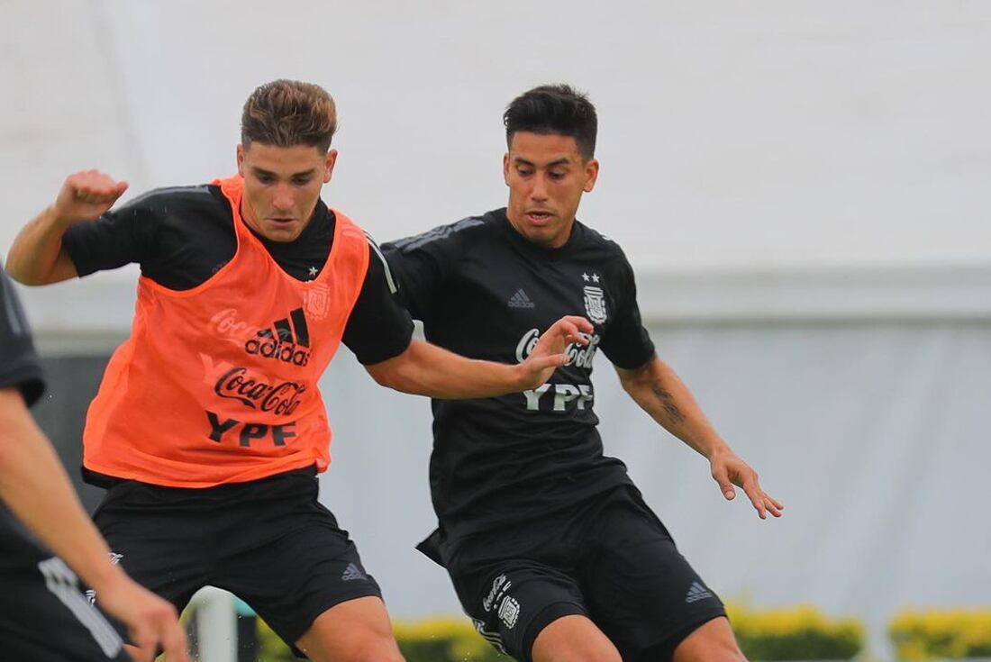 La Selección cumplió la primera práctica camino a los partido con Chile en Calama y frente a Colombia en el Kempes. Con el cordobés Julián Álvarez citado (@maximeza_7).